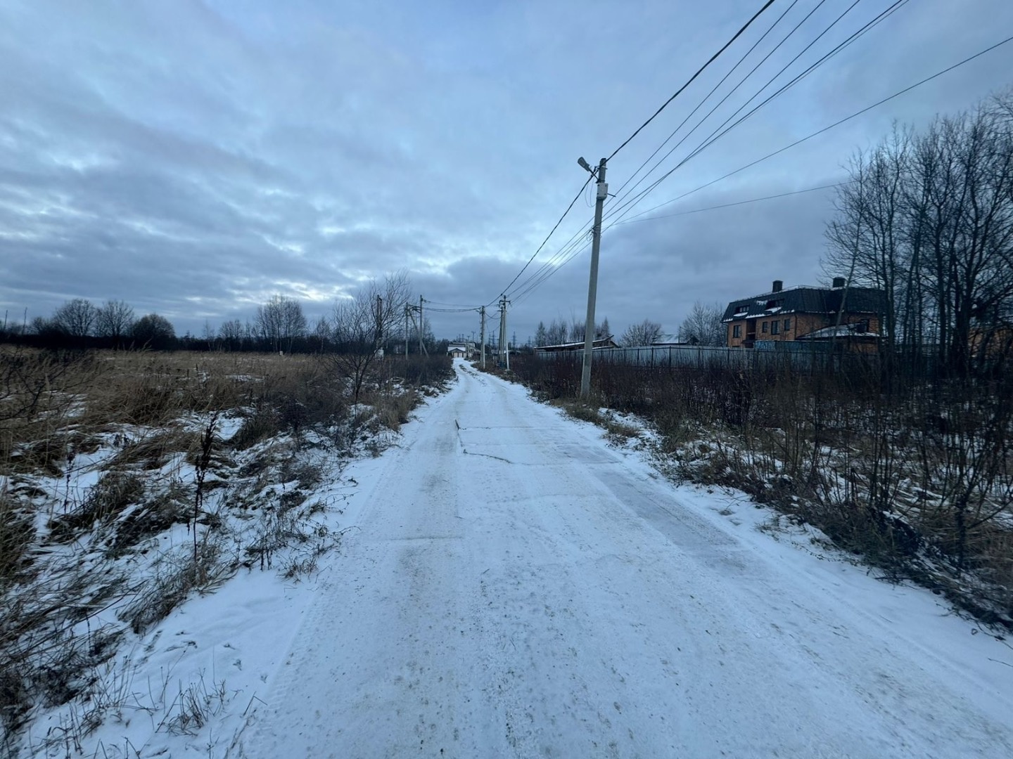 Продается участок 15 соток в г. Серпухов поселок Большевик, Ул. Карпова. Участок правильной формы, все центральные коммуникации по границе участка. Соседи проживают постоянно, до всей инфраструктуры 7 мин на машине. Круглогодичный подъезд, соседи построены. 
 