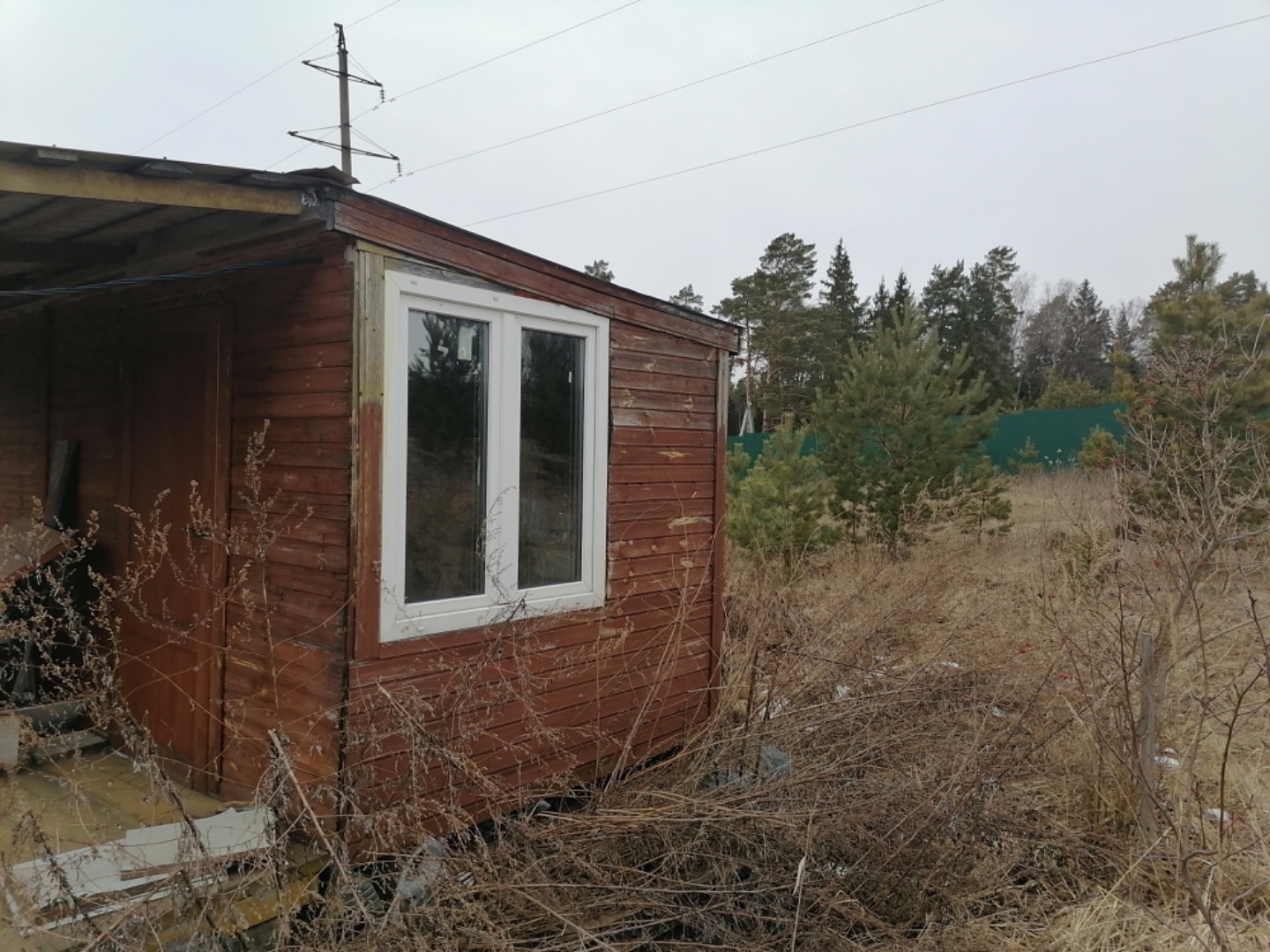 В продаже земельный участок правильной формы, в деревне Попово Чеховского района. ДНТ Исток Земляничная улица. К участку хороший подъезд, есть бытовка - утепленая , газ по границе, свет подключён, туалет, забор с одной стороны от соседей. Соседи все построились и проживают круглогодично. Тихое, спок