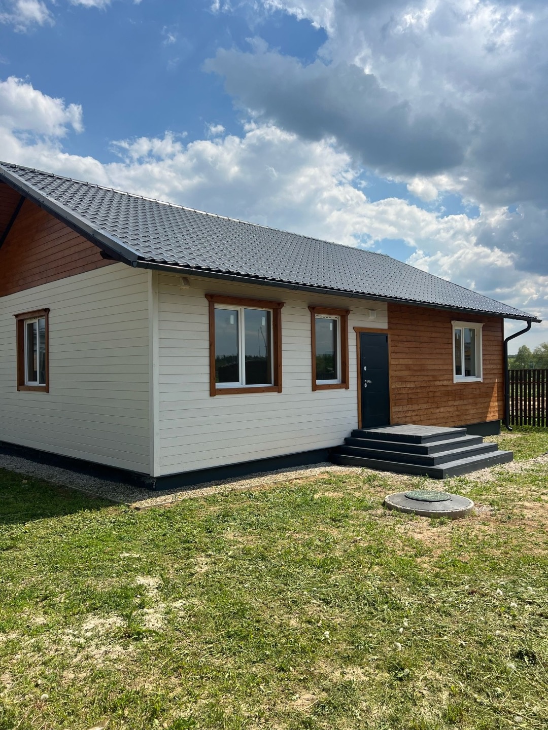 Продаётся уютный 1 этажный ДОМ в чеховском районе, деревня Ходаево . Площадь дома 108кв.м плюс просторная терраса., Просторная кухня-гостиная, 3 спальни, с/у совмещен с ванной, кладовая. Коммуникации введены в дом. Свет 15 кВт Дом полностью готов к проживанию. Дизайнерский вид дома. В доме ванна/ с/