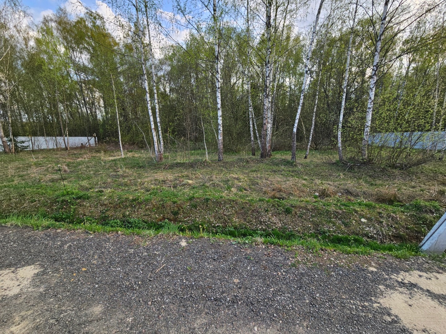 Продаётся земельный участок в КП Лаос-Парк Чеховского района.  Участок 6,5 соток, огороженная территория,  охрана, дороги построены, электричество по границе,  газ по границе посёлка, пруд.