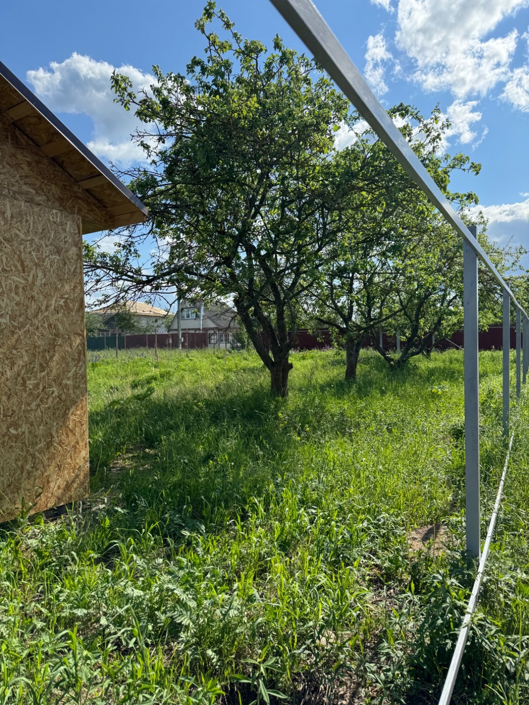 Если вы мечтаете жить в доме рядом с городом, это отличный вариант. 
Участок 6 соток, ровный, сухой, огорожен забором. Забор доделывают. Рядом с городом Пущино. В экологически чистом районе. 

Земли населенных пунктов для дачного строительства. 
 Стоит бытовка. 

