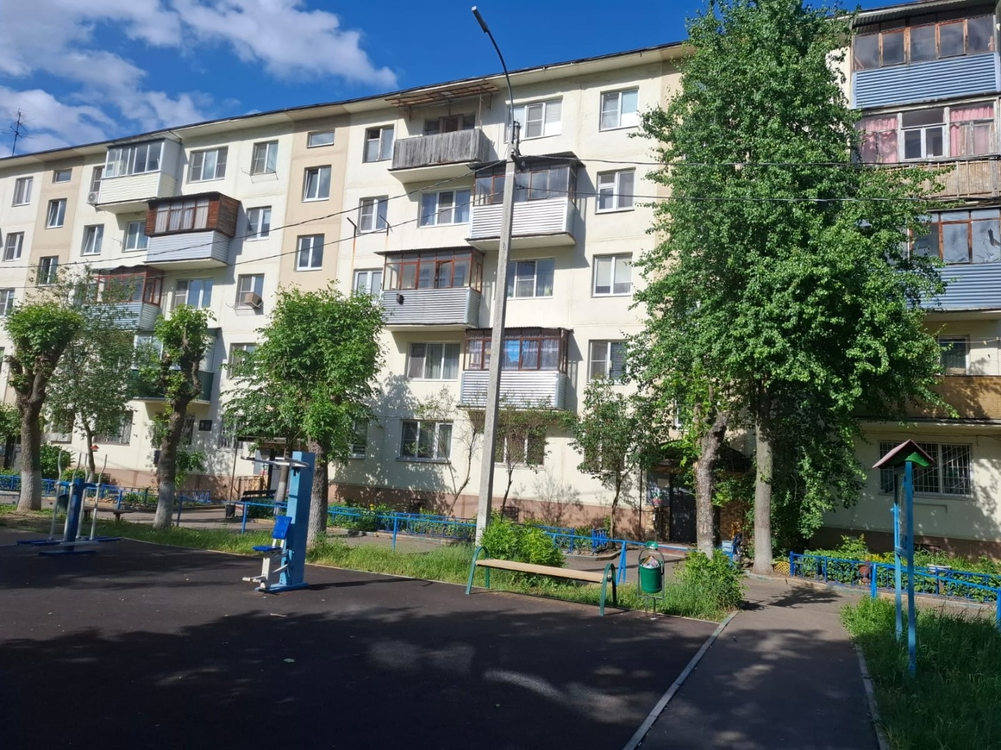 Продаётся уютная однокомнатная квартира площадью 29.5 квадратных метров на третьем этаже пятиэтажного панельного дома, расположенного по адресу: город Серпухов, улица Горького, дом 8в. Дом построен в 1963 году и имеет хорошо развитую инфраструктуру: рядом находятся школа, детский сад, торговый центр