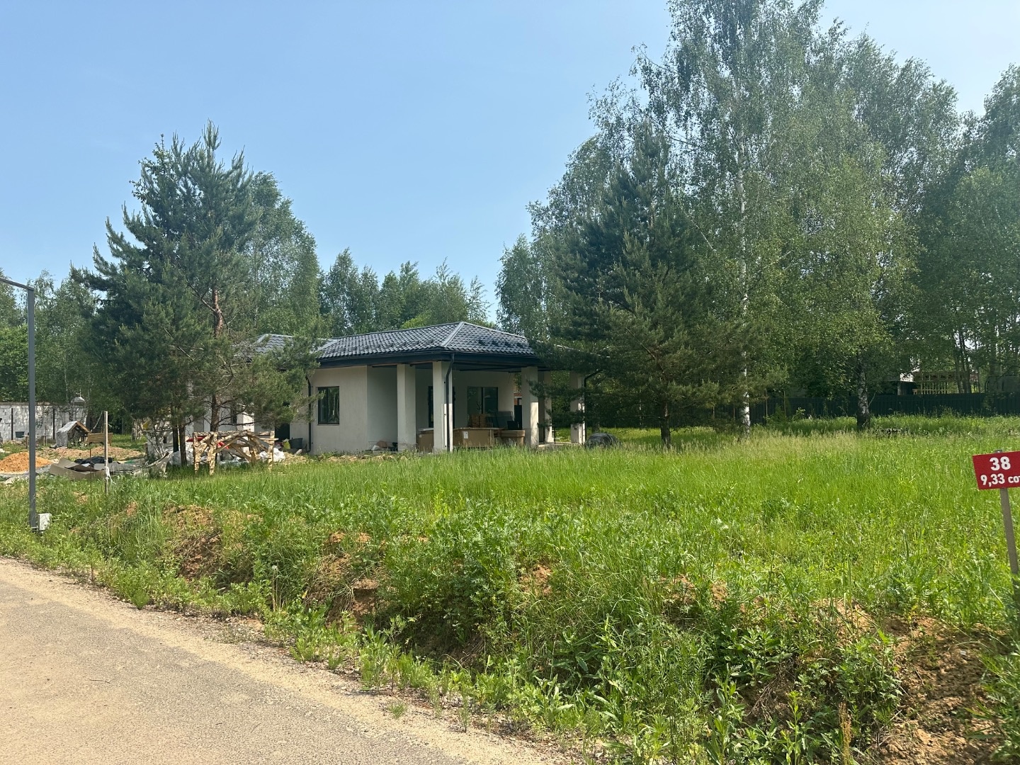 Продается участок в Ступинском районе вблизи Д. Гридюкино. Поселок закрытого типа, бизнес класс. По поселку установлено видеонаблюдение, выделяется  к каждому участку 15кВт электричество, газ. У поселка своя развлекательная инфраструктура: детская площадка, футбольная и теннисные коробки, свое озеро