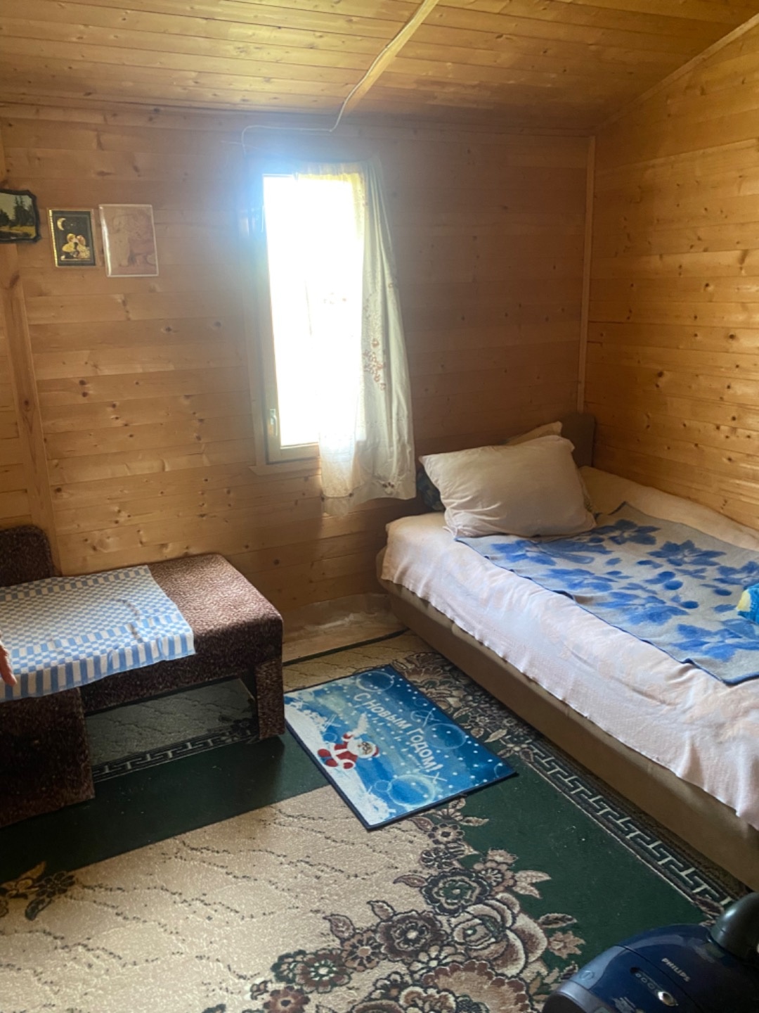 Продаётся летняя дача ,общая площадь 50 кВ м в деревне Филлипины Чеховского района.Деревня застроена полностью,многие живут круглогодично.Участок 18,5 соток соток ,разделен на 2 участка .Дача расположена на участке 9,5 соток,в доме пристройка с отдельной зоной отдыха,кухня и светлая комната,Дом обши