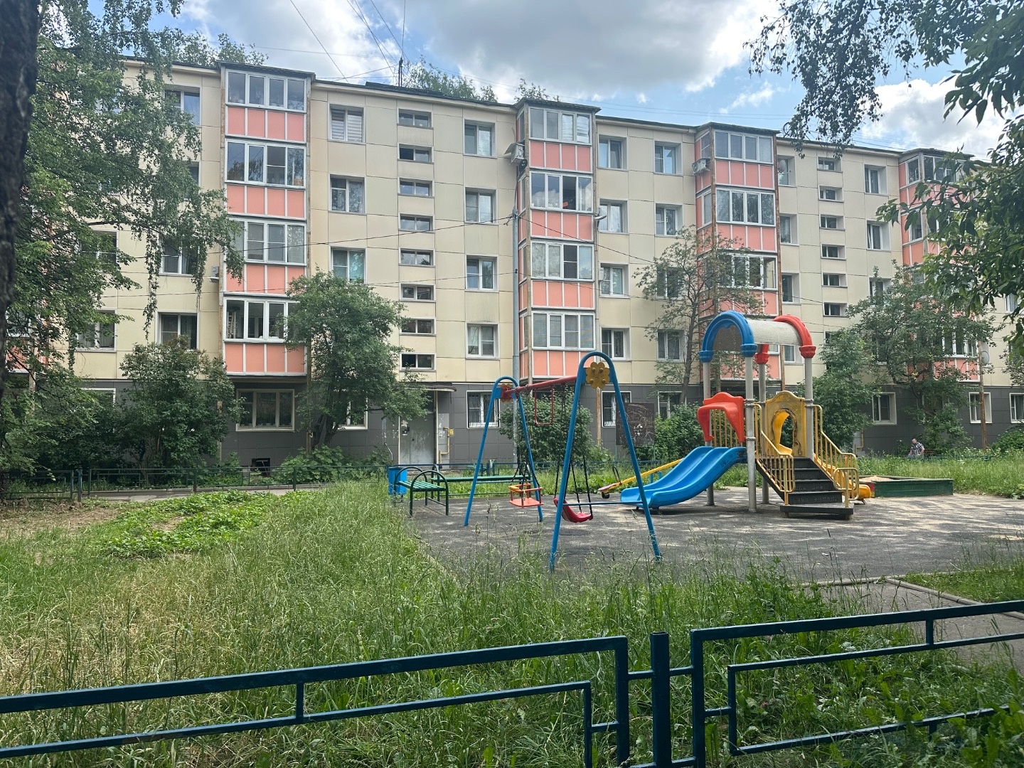 Продается квартира в г. Чехов ул. Полиграфистов 17. Общая площадь 45 кв.м, кухня 6кв.м. В квартире сделан косметический ремонт, полностью укомплектована мебелью и техникой. Так же в квартире есть кладовая и оборудованный подвал. Дом расположен в центральной части города, рядом два сада, школа, ДС «О