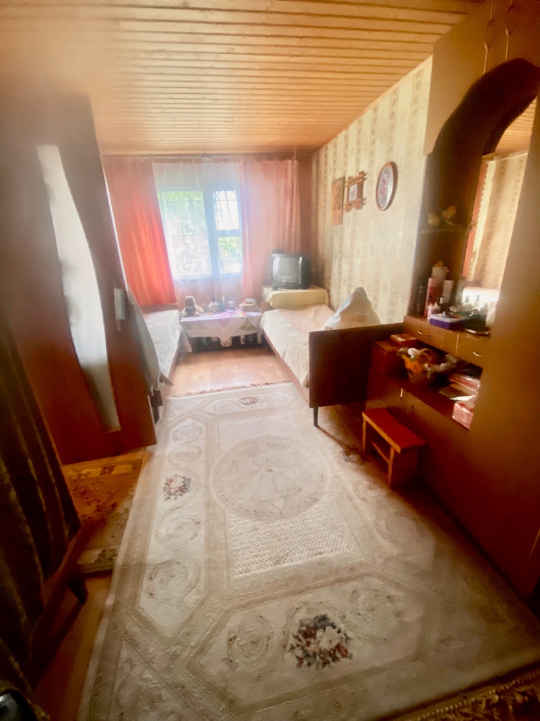 Продаётся 2 х этажная дача в Чеховском районе на участке 9 соток,так же на участке брусовая баня.Дом на ленточном фундаменте,обшит сайдингом.В доме на первом этаже прихожая,кухня,2 спальни,на втором этаже большая комната .В бане комната отдыха,парная,печка.Вода центральная ,подается на летний период
