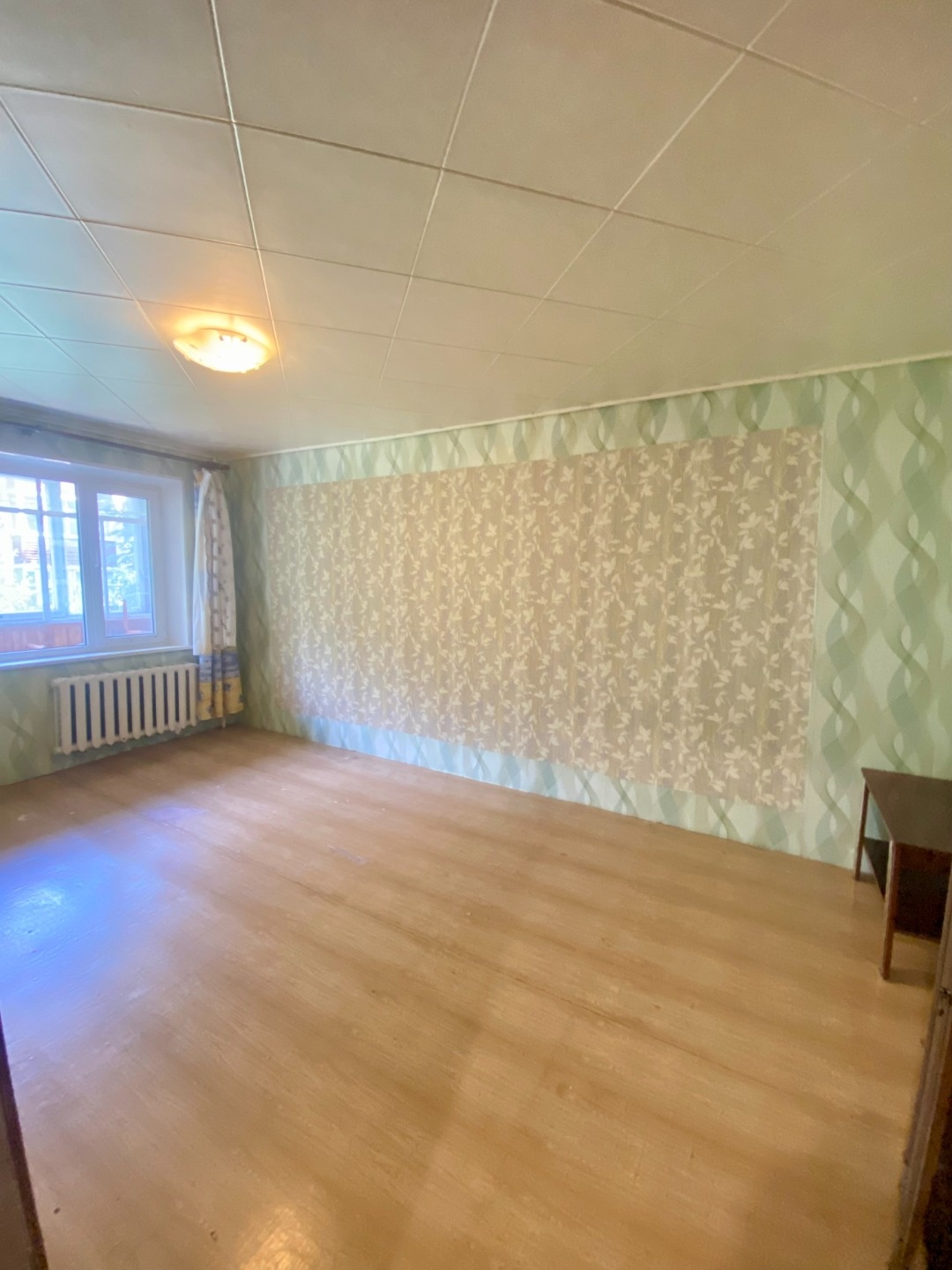 Продается уютная 1-комнатная квартира улучшенной планировки, г. Чехов, ул. Полиграфистов, д. 15, 48 км. от МКАД по Симферопольскому шоссе. Площадь 35/18/9 кв. м. 2 этаж 5-этажного панельного дома. В жилом состоянии (Застекленный и утеплённый балкон 6 м., железная дверь), раздельный санузел. Благоуст