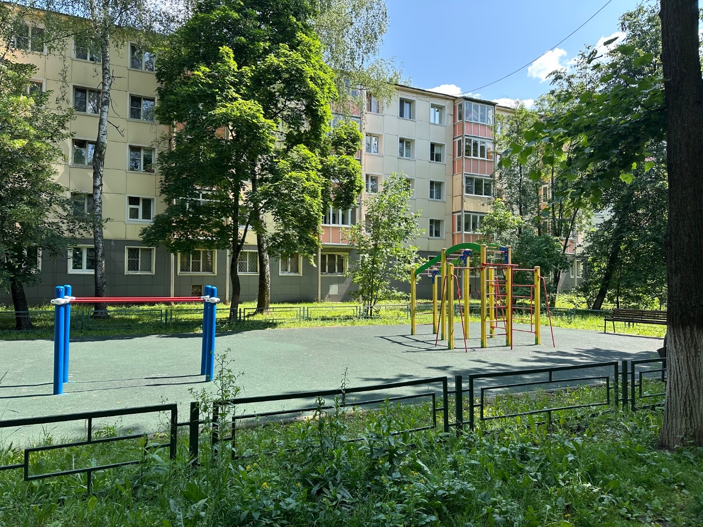 Продается квартира в центре г. Чехов, ул. Полиграфистов д.9. Общая площадь квартиры 43кв.м, две изолированные комнаты 17,5/11. Квартира под ремонт, без мебели, что позволяет воплотить сразу все желания в плане ремонта. Солнечная сторона, приветливые соседи. Дом расположен рядом с садом и школой, маг