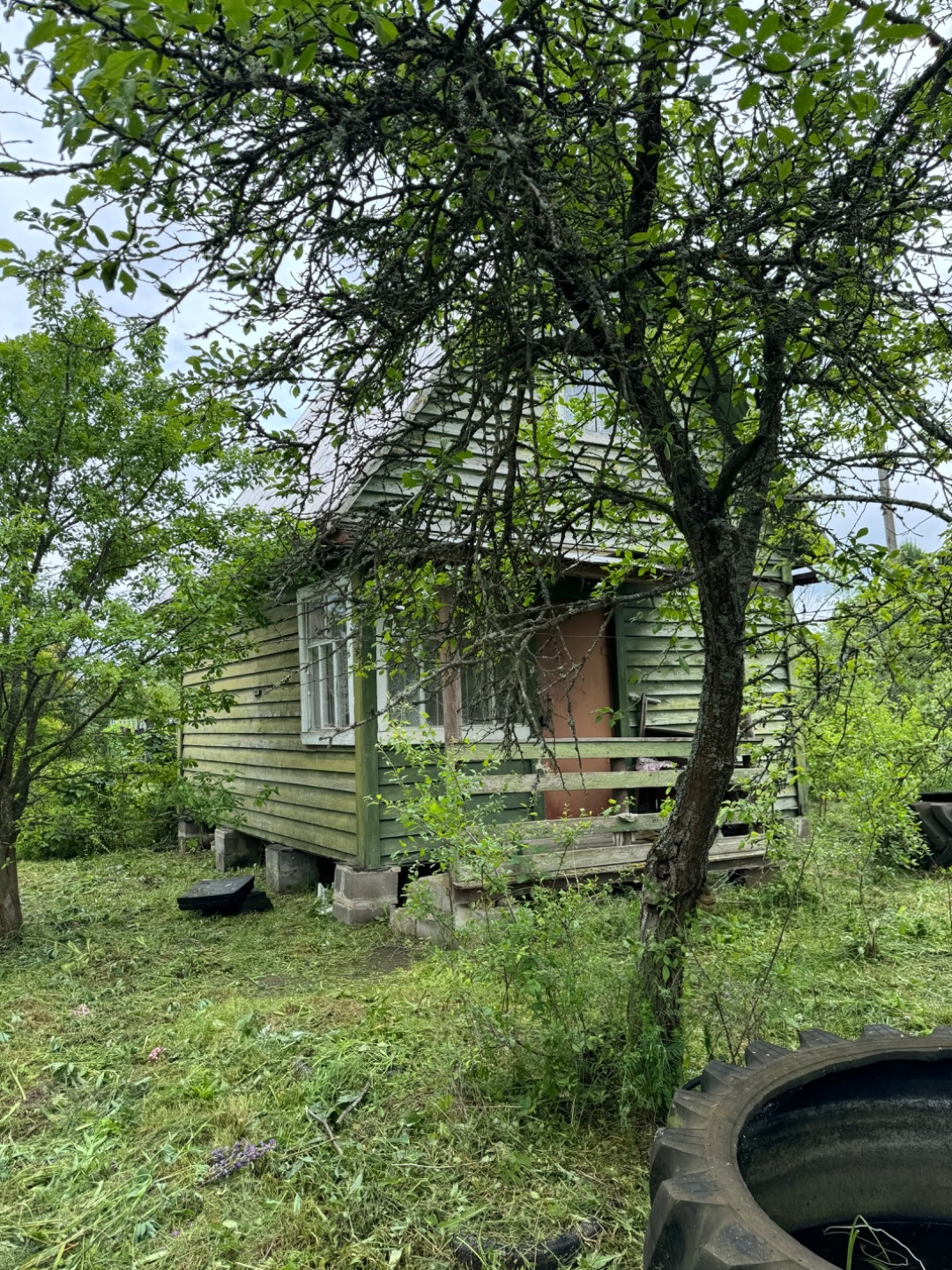 В Чеховском районе, СНТ Русские дали Продается ДАЧА 42 кв.м на участке 11 соток. Домик старый нужна реконструкция, зарегистрирован как ЖИЛОЙ подходит под прописку. 2 этажа. 

Участок несколько лет не занимались, сухой,на участке есть плодовые деревья. Свет 15 кВт проведён. 


Удобное расположение,от