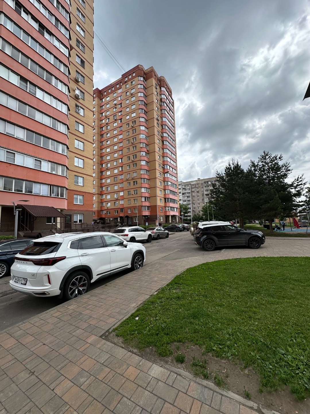 САМОЕ ВЫГОДНОЕ ПРЕДЛОЖЕНИЕ В ЭТОЙ ЛОКАЦИИ!
Продается 1 комнатная квартира в г. Чехов ЖК «Виват» ул. Лопасненская д. 5. Общая площадь 46,8кв.м, изолированный с/у, просторная кухня-гостиная, утепленная лоджия, вместительная гардеробная. Квартира находится на 12 этаже, окна выходят во двор. Дом 2014г п
