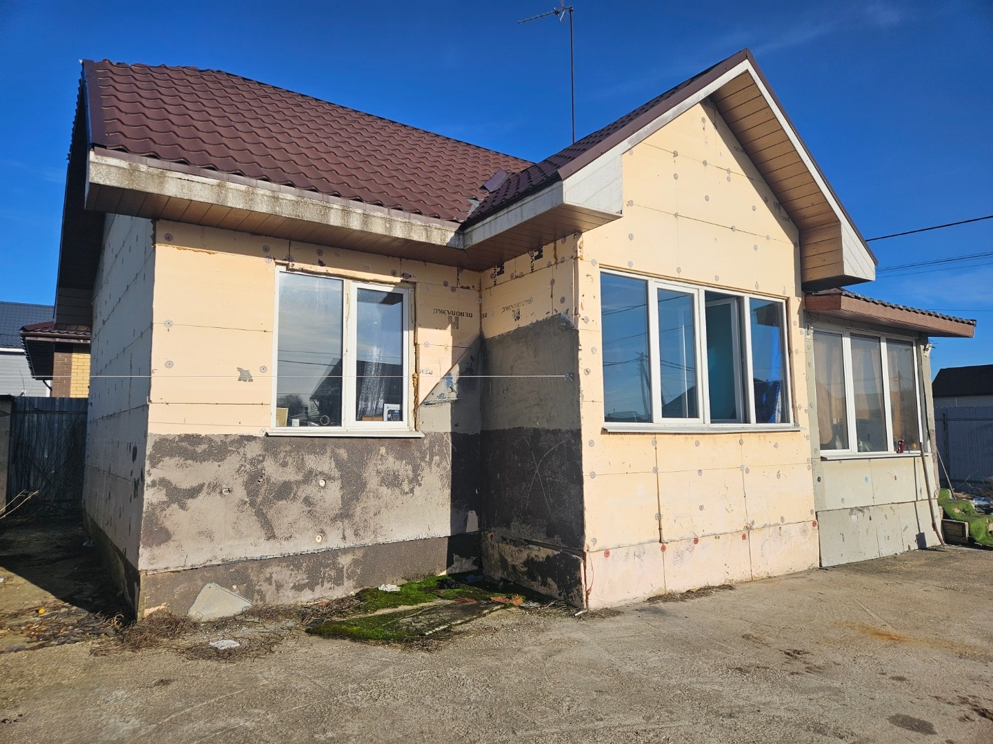 Продаётся дом у дер.  Костомарово. Дом 65 кв.м.,  каркасно-обшивной, 2 изолированные спальни и кухня гостинная, требует косметический ремонт.  Участок 6 соток, огорожен, крайний,  угловой, круглосуточный асфальтированный подъезд,  газ по границе участка. 