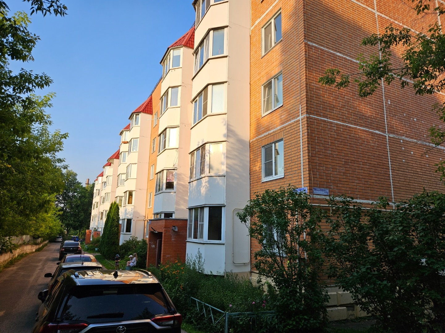 Продается 1 комнатная квартира в пос. Любучаны Чеховского района. Квартира в хорошем состоянии, чистая, 2 этаж. Дом новый, просторная кухня, большая лоджия, санузел раздельный. Поселок с развитой инфраструктурой, школа, детсад, магазины в шаговой доступности.