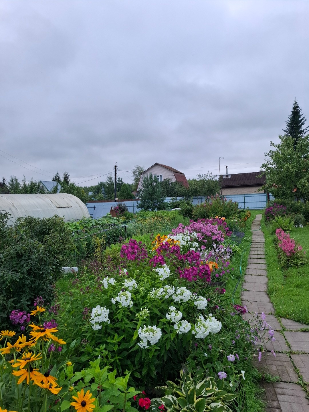 Продаётся земельный участок 8 соток, ровный,  правильной формы,ухоженный с летним домиком и беседкой. На участке есть свет, колодец, летний туалет, бытовка. Круглогодичный подъезд на территорию снт со шлагбаума. Весь участок утопает в многолетних цветах, кусты смородины клубника, малина, яблони. Пиш