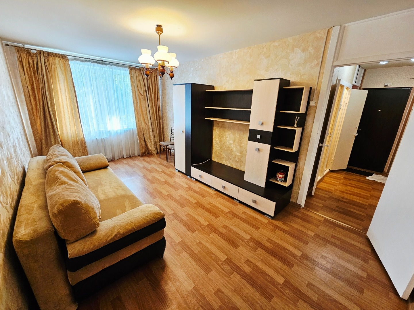Продается 1 комнатная квартира в г. Чехов, ул. Чехова, д.6а. Квартира площадью 31,6 кв.м., в хорошем жилом состоянии, раздельный сан.узел, пластиковые окна,  высокий этаж, квартира тёплая. Рядом ж/д станция,  вся необходимая инфраструктура в шаговой доступности,  у дома школа и дет.сад.
