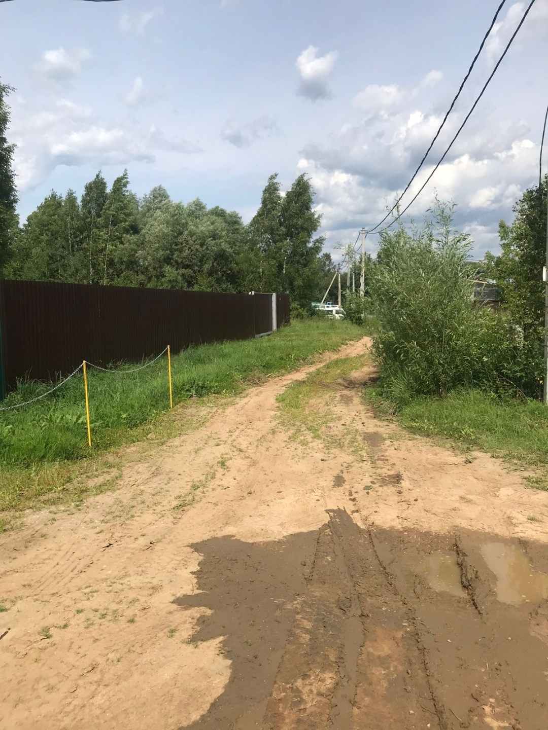 Продается участок 15 соток в д Крюково,ровный,правильной формы,Угловой,тупиковый.Электричество есть,газ по границе,дренажная система на участке присутствует. С одной стороны по периметру забор профнастил.Дорога до участка асфальтирована,за исключением трехстах метров не посредственно перед самим уча