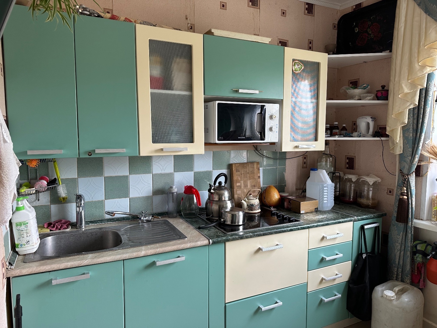 Продается 2 комнатная квартира Чехов-8 (Солодовка), ул. Южная Д. 6. Квартира с косметическим ремонтом, изолированные комнаты, окна выходят на солнечную сторону, с/у раздельный в хорошем состоянии в кафеле. Квартира будет продаваться без мебели, за исключением кухни. Хорошие соседи, тамбур на две ква