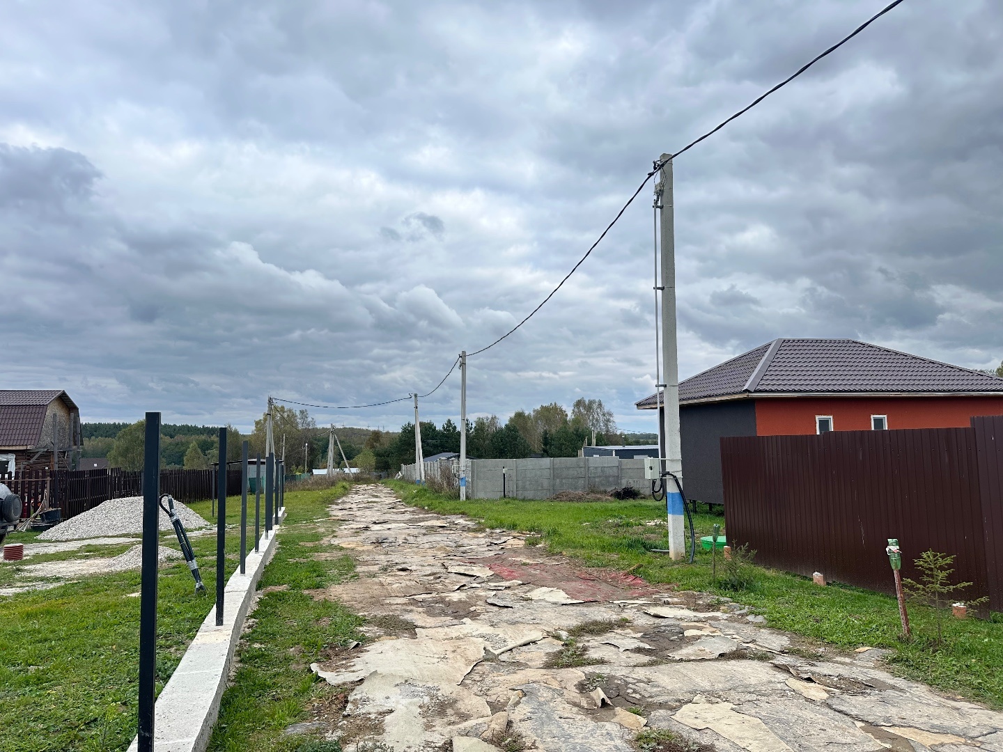 Продается участок 12 сот в Чеховском районе Д. Новгородово. Участок правильной формы, крайний в деревне, видовой. Соседи построены, круглогодичный подъезд, свет 15кВт уже оплачен-счетчик. До автобусной остановки 10 мин пешком. Тихое место для загородного дома. 