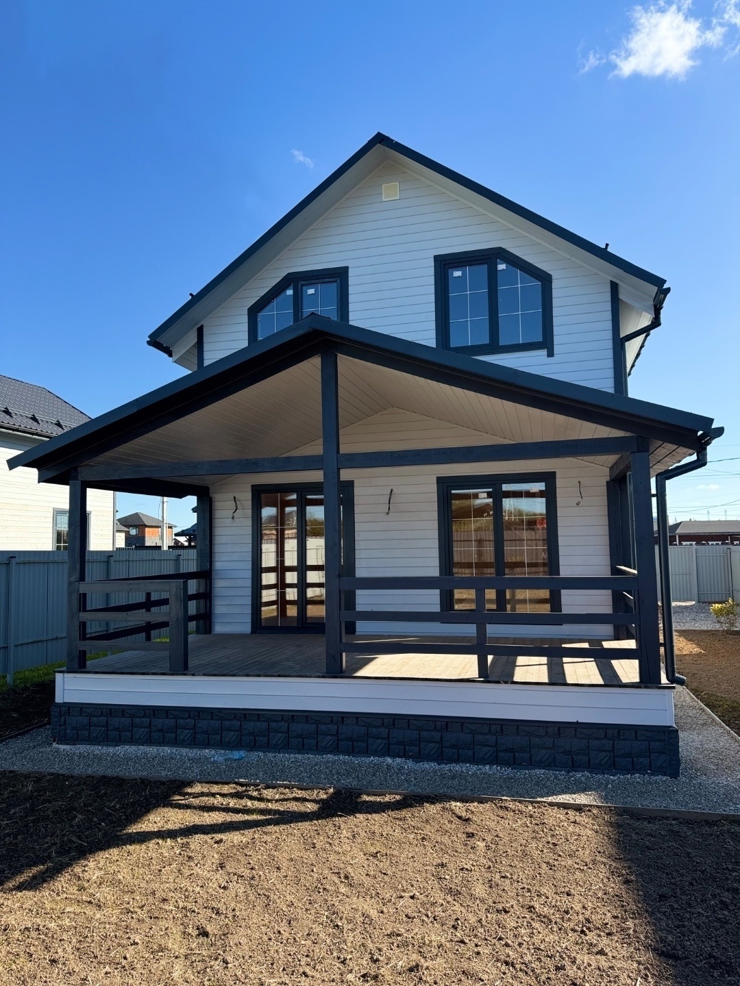 Современный 2-х этажный каркасный дом 130 м².
в Чеховском районе, деревня Ходаево. 

· Общая площадь: 130 м² (пространство для реализации сценария жизни большой семьи).
· 4 изолированных комнат + интегрированная кухня-гостиная 
· Современный каркас  (максимальная энергоэффективность).
· Участок: 5,5