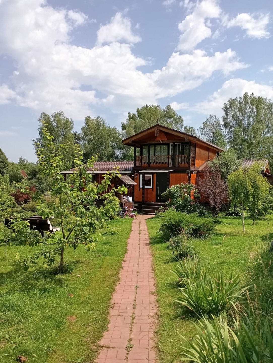 Продается Дом в д. Новгородово Чеховский район. Общей площадью по документам 129 м2, по факту больше. Дом выполнен из рубленного дерева. Планировка: 4 комнаты, + 1 проходная, кабинет, кухня-гостиная, 2 коридора, 2 балкона, терраса. Участок 21 сотка. Гараж-мастерская 3*10, хозблок 6*12, строение для 