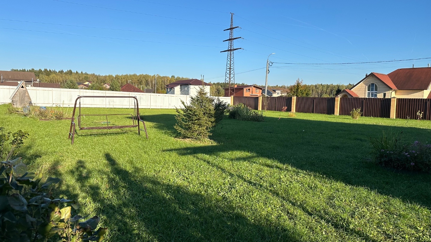 Продается участок 12,7 сот в Чеховском районе СНТ Святые источники. 
Участок ровный, высеен газон, с 3х сторон в заборе (штакетник и профлист). Вдоль забора со стороны улицы высажены туи.

Участок угловой рядом с детской площадкой и магазином. Соседи все давно построены, живут круглогодично. 
Комм