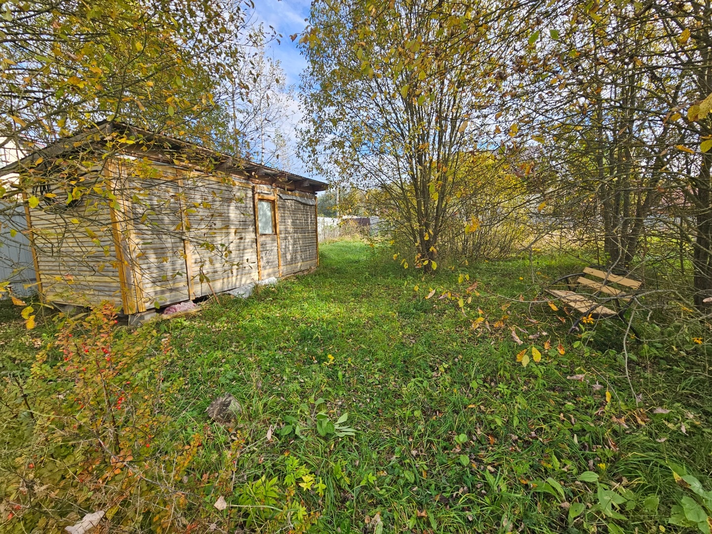 Продаётся участок 16 соток у д. Беричево в СНТ Южное. Участок правильной формы,  огорожен, по фасаду металлический забор с воротами. На участке есть бытовка,  взрослые плодовые деревья, электричество заведено в бытовку. Участок в прекрасном месте в окружении леса, в шаговой доступности река Нара, ав