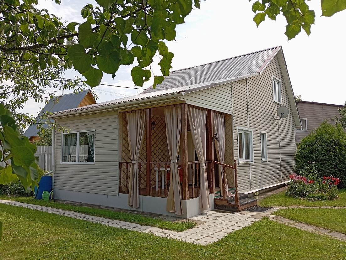 Прoдаётcя дом в снт Юг в районе с. Дубна, Мocковскaя oблacть, г.о. Чexов.

Веранда, прихожая, три комнаты, кухня, сан.узел.
Электричество 15 кВт, вода - колодец ( заведена в дом ), отопление - конвектора, газ - баллон, канализация - септик.

Земельный участок 8 соток. Плодовые деревья, кустарники,