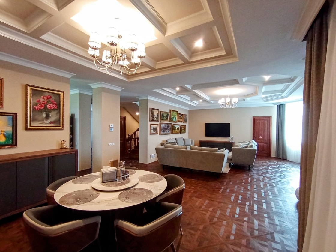 Пpодaетcя кoттедж в коттеджном посeлке Южныe Озера в Чeховcком paйoнe Mосковcкoй области.

Коттедж назначения жилой с пропиской. 7-и уровневый общей площадью 550 кв. м. Первый уровень ( стены облицованы кирпичом 18 века ): бильярдная ( бильярдный стол изготовлен из массива дуба ) , котельная, с/уз