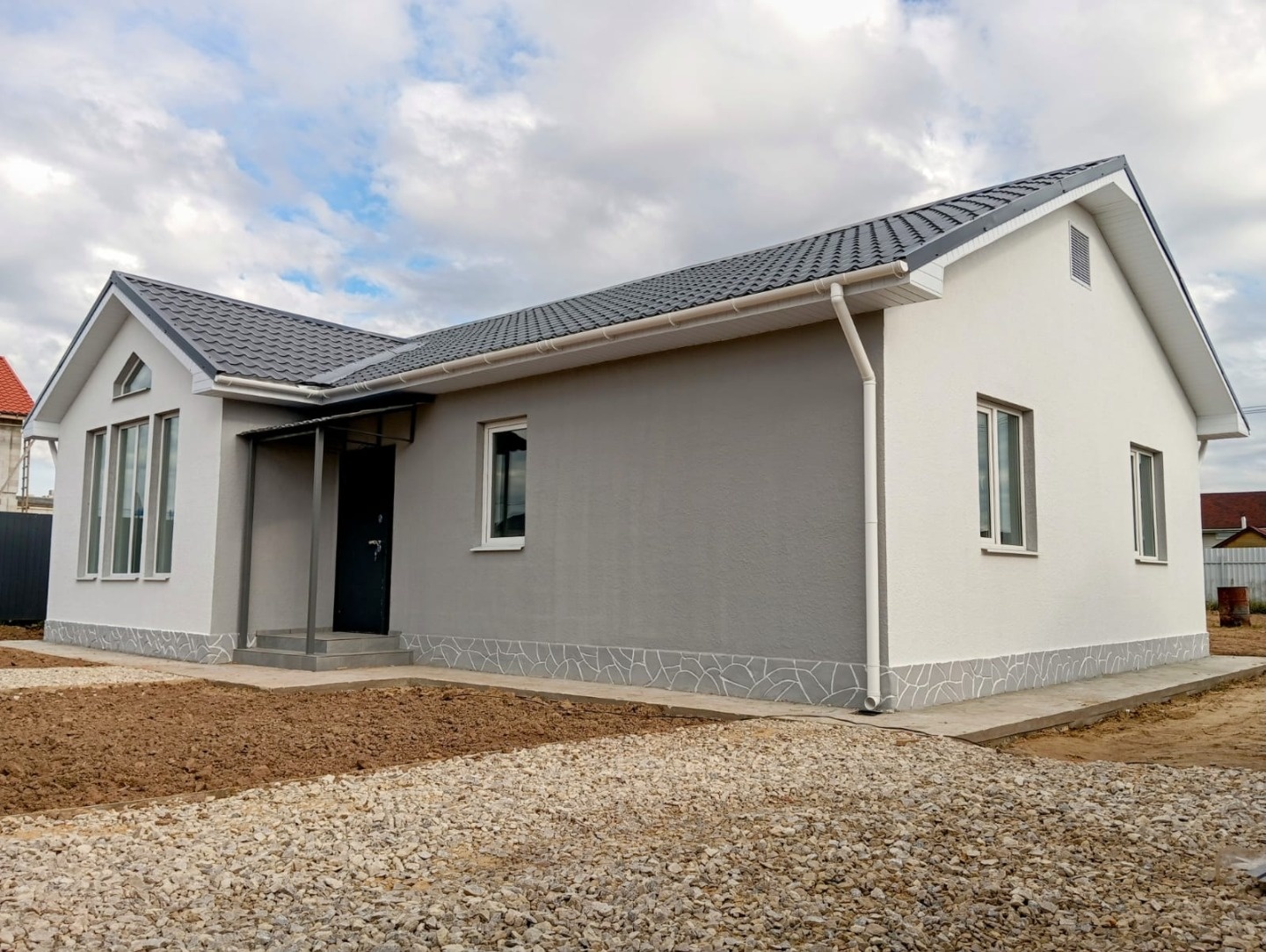 В районе д. Ходаево, г.о. Чехов Московской области, продается одноэтажный дом общей площадью 115 кв. м.. Идеальное расположение без заезда в г. Чехов. В шаговой доступности остановка общественного транспорта. Земли населенных пунктов, ИЖС. Прихожая, три комнаты, с/узел, кухня - гостиная с выходом на