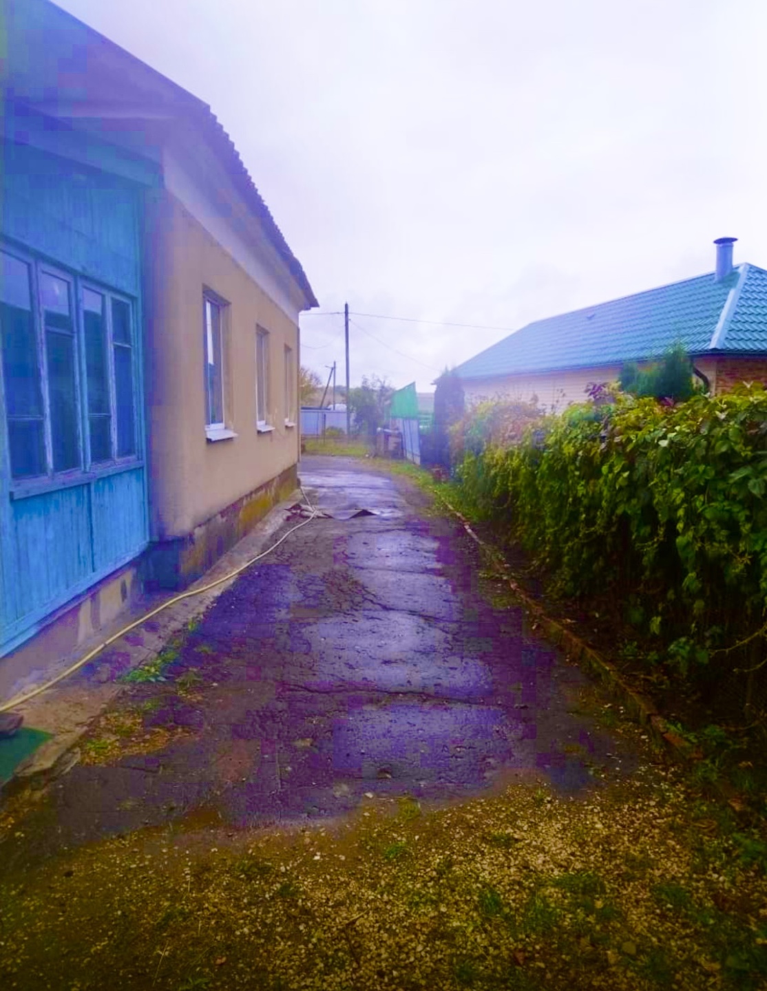 В экологически чистом районе Орловской области, продается земельный участок площадью 1,2 га, с домом 98 м/кв( подвалом) и хозпостройками.Все объекты находящиеся на участке отапливаемые,подведено электричество, центральное водоснабжение и канализация, газ. В рамках своих границ по периметру объект ог