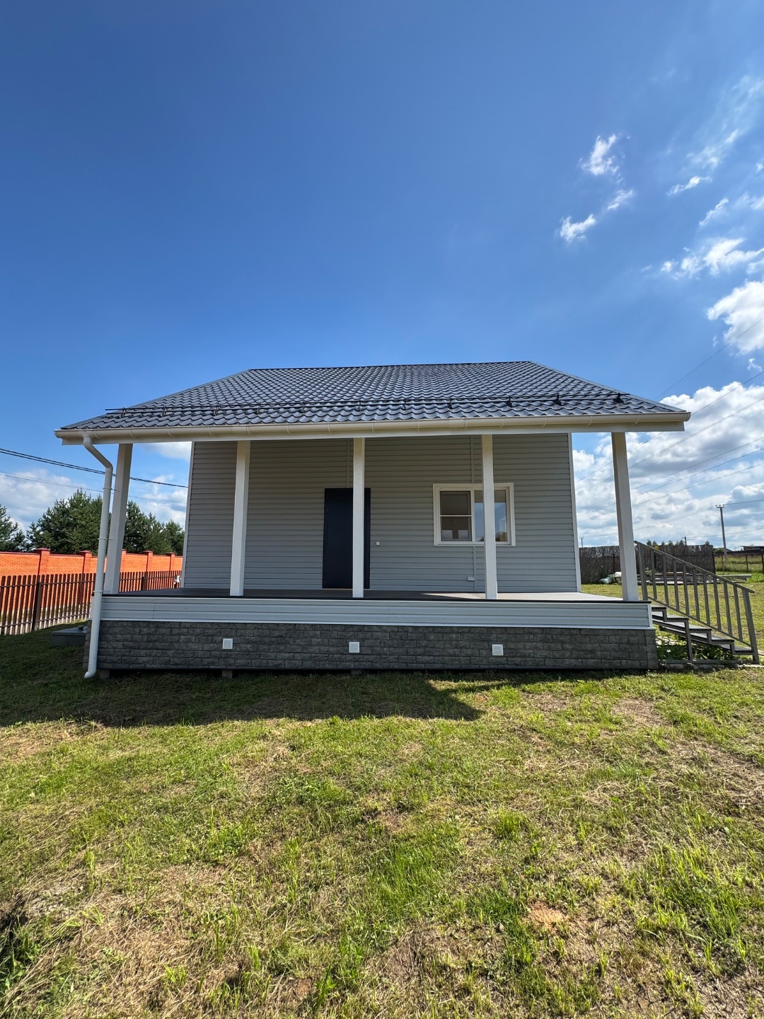 Продается готовый  дом площадью 130 кв.м в современном коттеджном поселке «Березовка-Парк»


· Локация: Всего 15 км по асфальтированной дороге от г. Чехов. Выезд на трассу — 10 минут. Идеальная транспортная доступность без шума и суеты.
          О доме:
  · Год постройки: 2024
  · Материал стен: ка