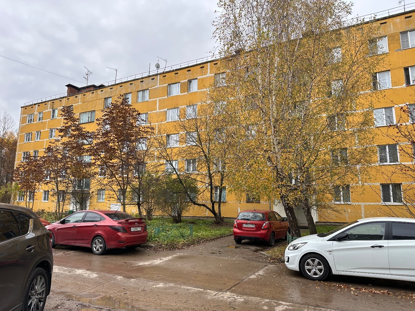 Продается квартира улучшенной планировке в Чехов-8 (Солодовка) ул. Южная Д. 5. Общая площадь квартиры 43 кв.м, изолированные комнаты, раздельный с/у. В квартире сделан косметический ремонт, жилое состояние. Из кухни выход на балкон на солнечную сторону,откуда открывается вид на лес, свежий воздух вд