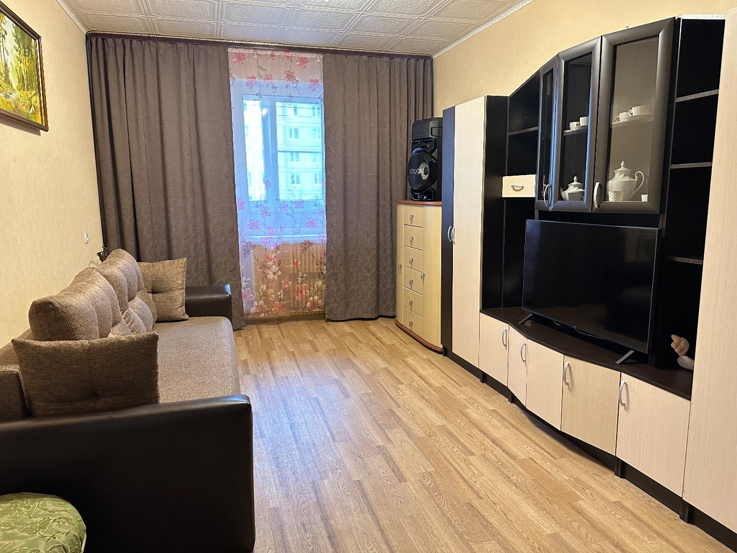 ЛУЧШАЯ ЦЕНА!!!
Продается 2 комнатная квартира в г. Чехов, ул. Береговая Д. 35.
✅Общая площадь: 50кв.м 
✅Комнаты: изолированные 17.1/12.2
✅С/у: раздельный в кафеле 
✅Просторная кухня: 7,5кв.
В квартире сделан хороший евро ремонт, из гостиной выход на остекленную лоджию-солнечная сторона, не угловая, 