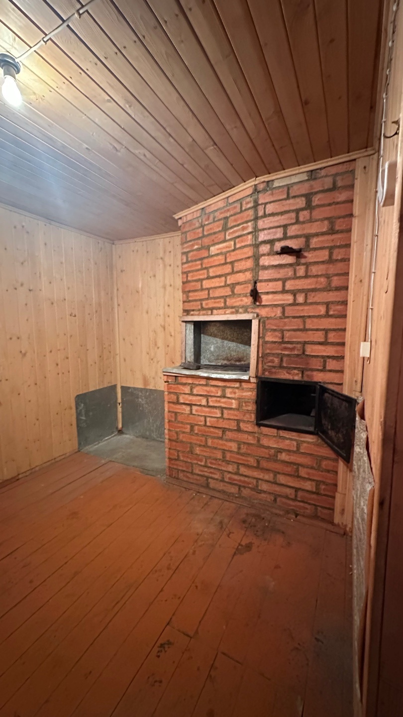 Продаётся тёплая дача 4 комнаты на 8 сотках у леса. Станция Луч в 20 мин пешком.

Предлагаем к продаже тёплую, крепкую дачу 71 м2 в небольшом и спокойном СНТ Шахтерский Луч.

О доме:
*   Добротный сруб на ленточном фундаменте 
*   Планировка: На первом этаже — 2 комнаты и уютная веранда для отдыха