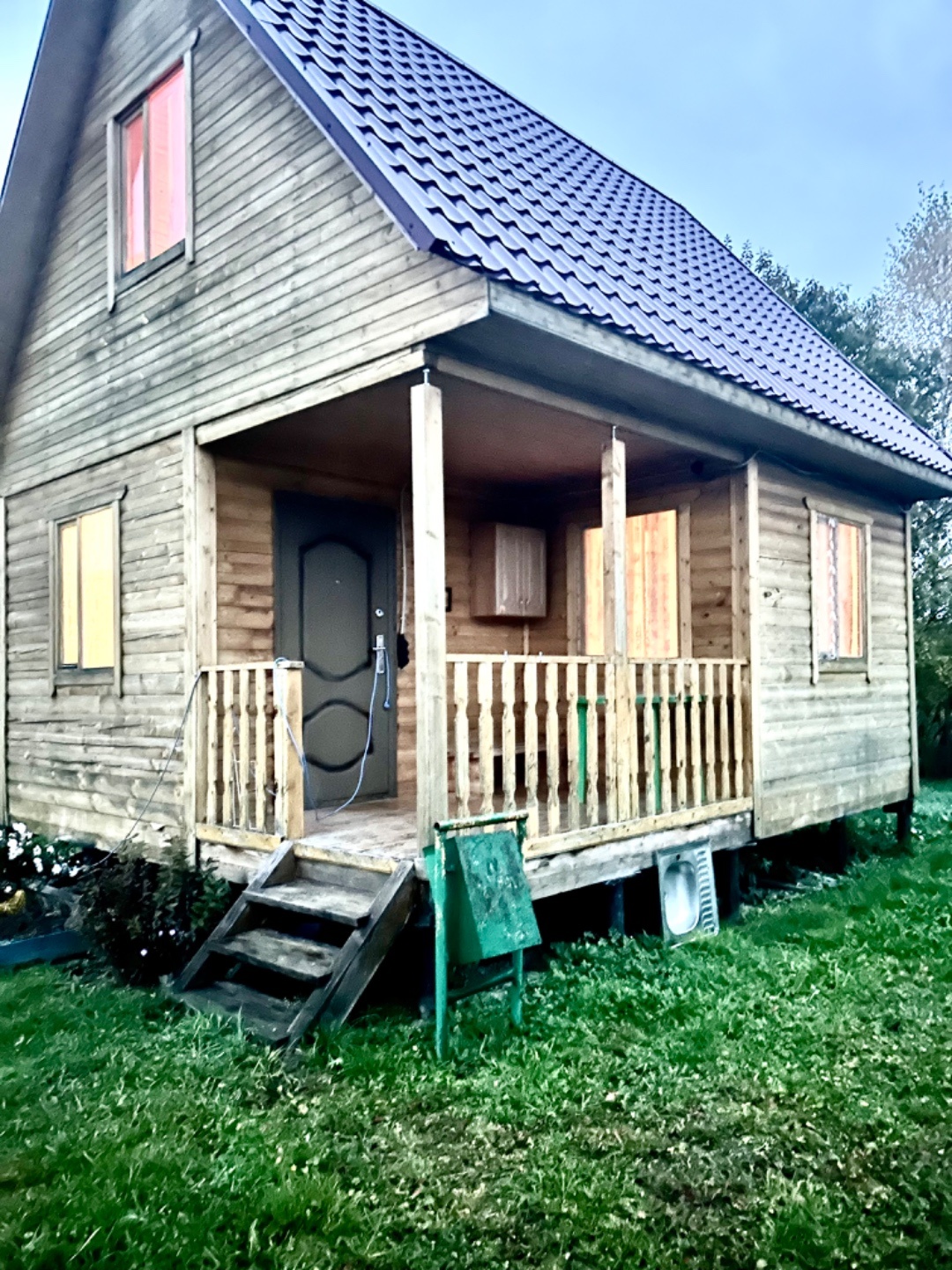 Продается дом из бруса (90/50) ,площадью 40 кв м на ухоженном участке ровной, прямоугольной формы 9 соток в ТСН Васильково 3. Счетчик ,новая проводка ,электричество заведено в дом,15 вт. Очень уютный летний новый дом из экологически чистых материалов, 2 спальные комнаты и кухня , небольшая терраса ,