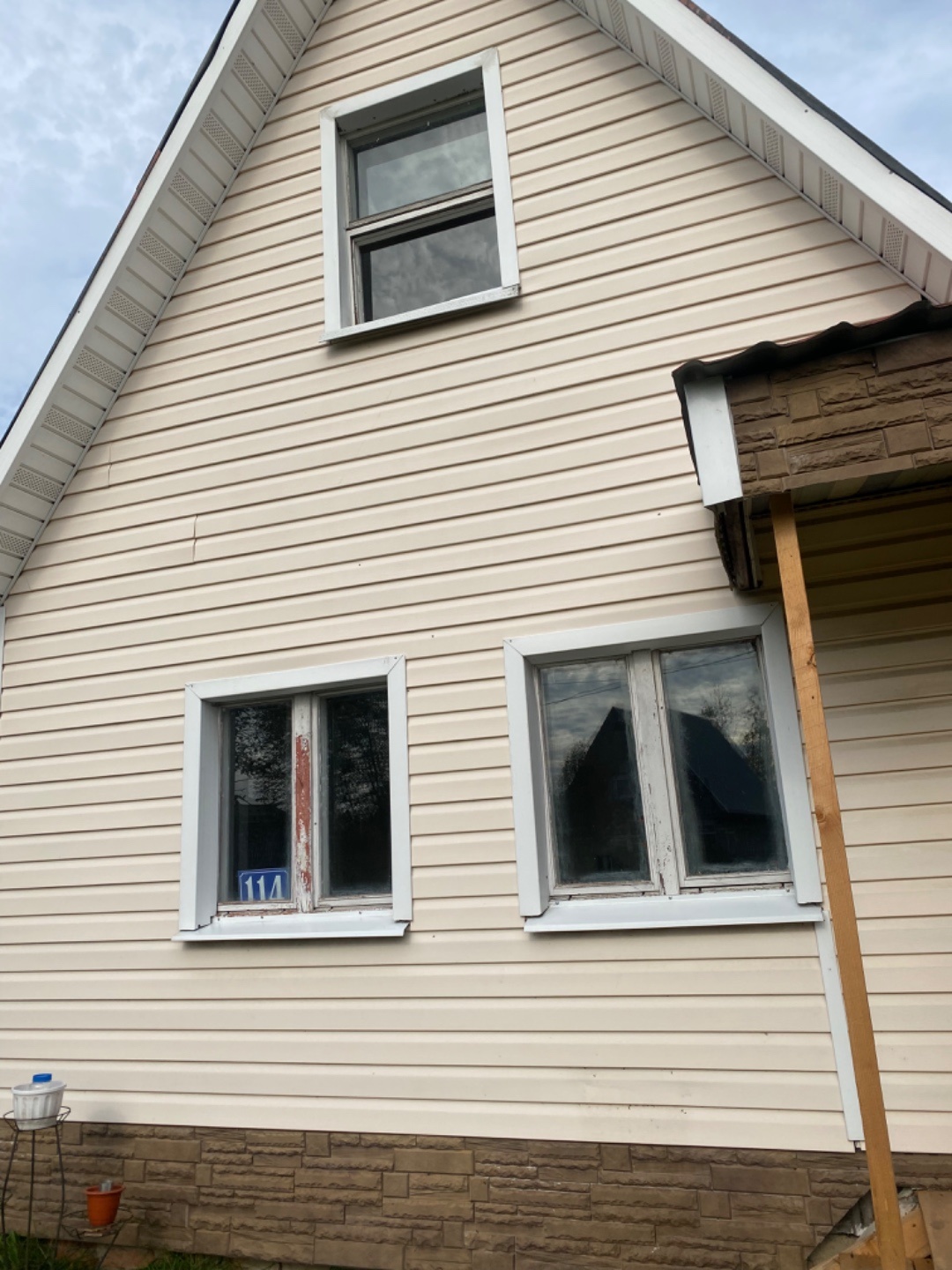 Продаётся летняя дача в СНТ Плужково Чеховского района,на участке 7,40 соток .В доме на первом этаже 2 комнаты,терраса,на втором этаже спальня.Свет подключен,вода на летний период.Яна участке беседка ,хозблок Участок в заборе по всему периметру,хороший подъезд,есть ворота для заезда автомобиля,расту