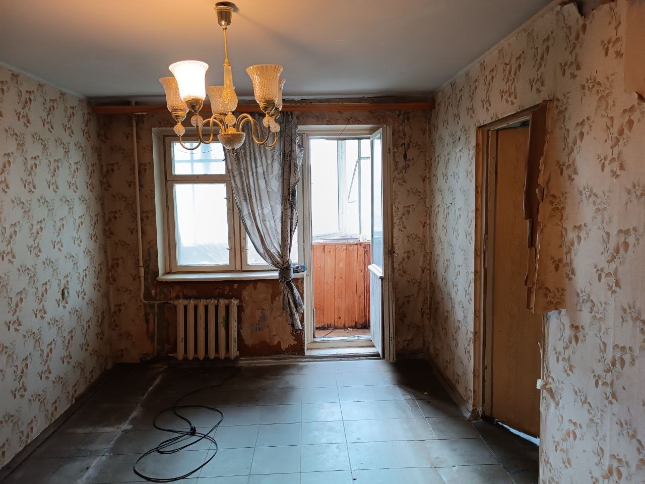 Продается 3 комнатная квартира в г. Чехов ул. Полиграфистов д. 17. Квартира находится на 4 этаже 5-ти этажного дома. Квартира очень теплая, без ремонта, что позволяет воплотить свои интерьерные идеи. Одна изолированная комната, гостиная проходная. Кухня 5,5 кв.м. В доме был кап.ремонт в 2020г. Замен