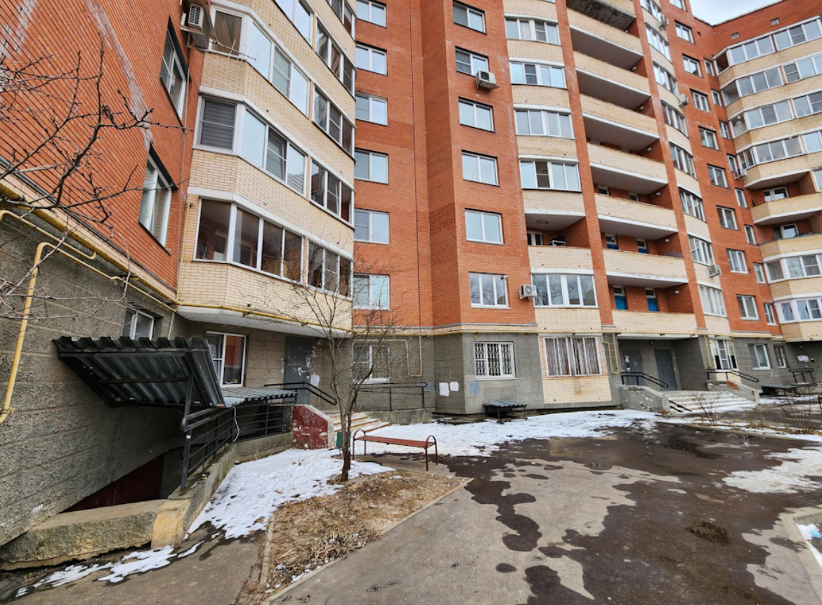 Эксклюзивная продажа!!!!
Срочно, в связи с переездом в другой город, продается уютная и просторная однокомнатная квартира ,площадь которой 46,5 кв м.В квартире сделан хороший ремонт, чистая просторная комната ,поэтому за счет высоких потолков кажется огромной ,при входе двустворчатая дверь  ,а так ж