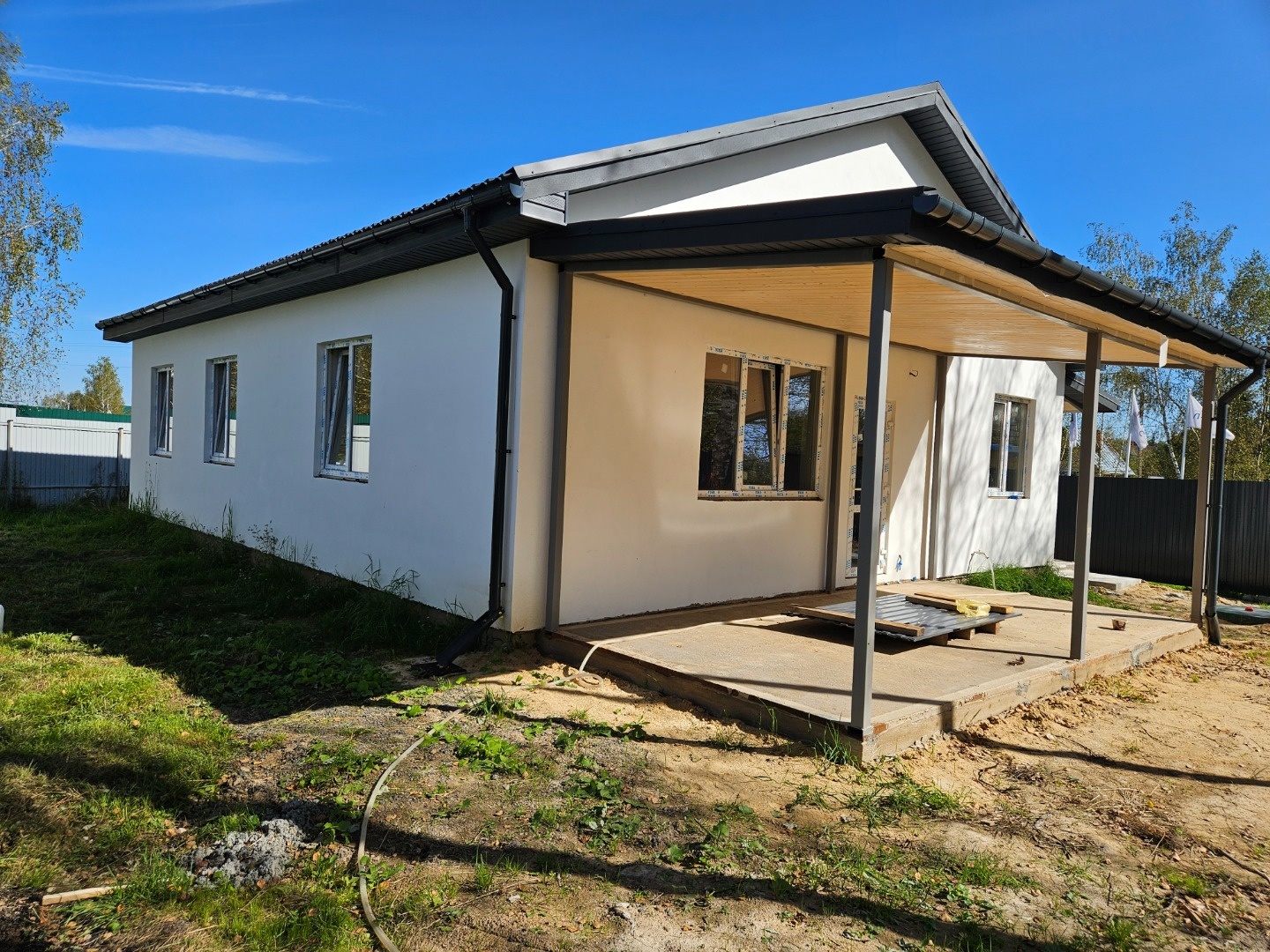 Продаётся дом для круглогодичного проживания в котеджном посёлке Л. А. О. С парк, Чеховского района. Общая площадь дома 107 кв м. Дом блочный, расположен на участке 6,5 соток. В доме подключено и разведено отопление, по всему дому тёплый пол, электричество15 кВт,  септик,  скважина,  газ по границе 