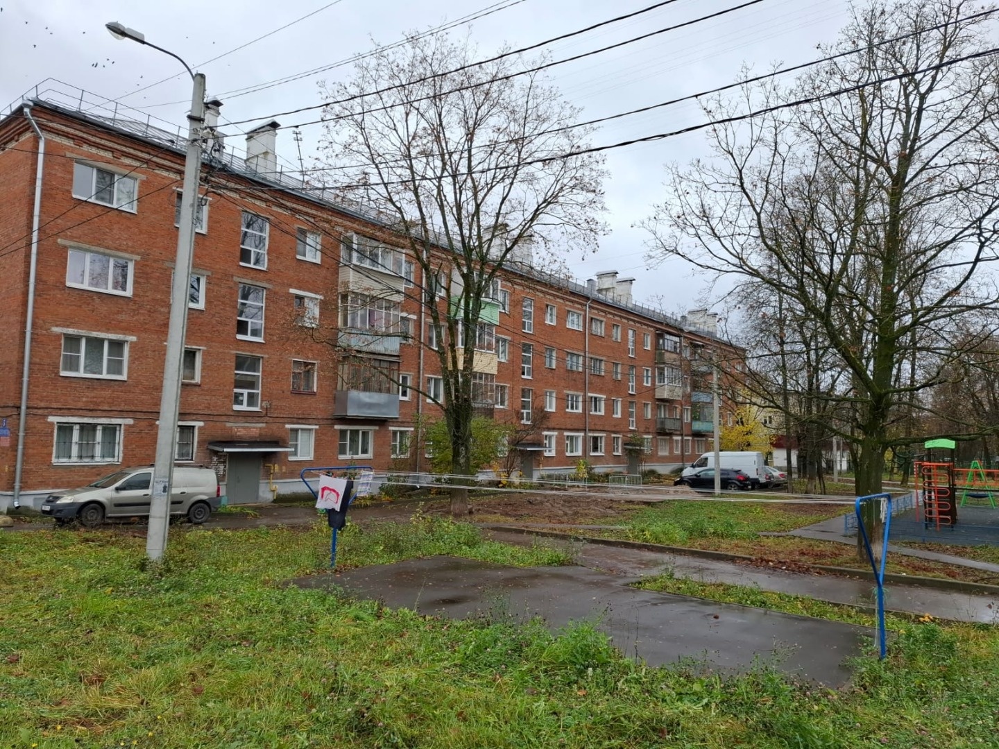 Продается 1,к.квартира в центре города Чехова, на 1 этаже четырехэтажного  кирпичного дома по ул.Полиграфистов д.5. Солнечная сторона , окна выходят во двор. Квартира, теплая, светлая, сухая имеет интересную планировку. Квартира продается вместе с мебелью и техникой. Есть отдельная гардеробная. Вся 