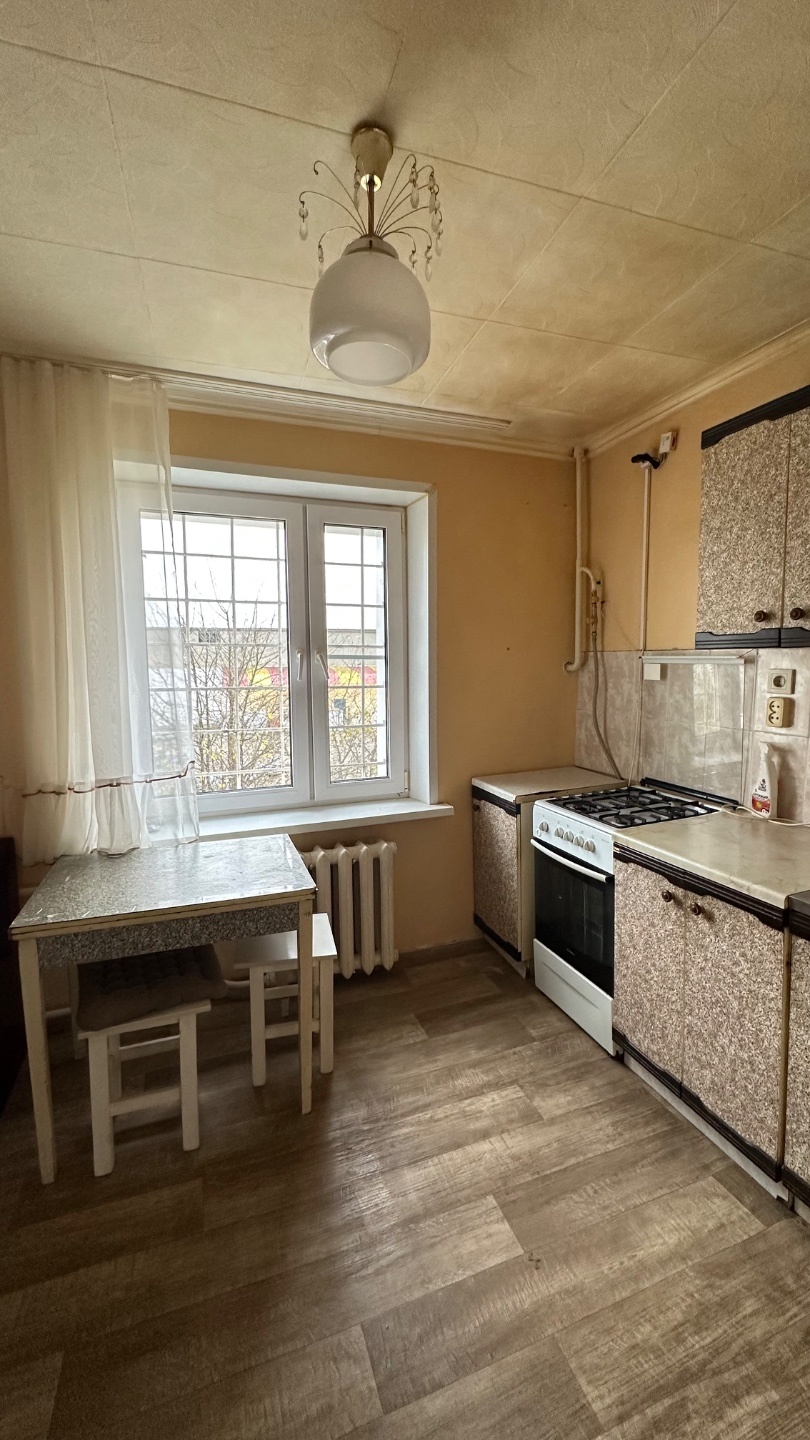 Продаётся светлая и уютная 1-комнатная квартира на 1 этаже в пос. Новый Быт.

Большая кухня и отдельный санузел.
Косметический ремонт, готово к проживанию. 
Дом утеплён.

Один собственник, никаких обременений.

Остановка до Чехова в 3 минутах ходьбы.
Рядом знаменитая Давидова Пустынь — для прогулок 