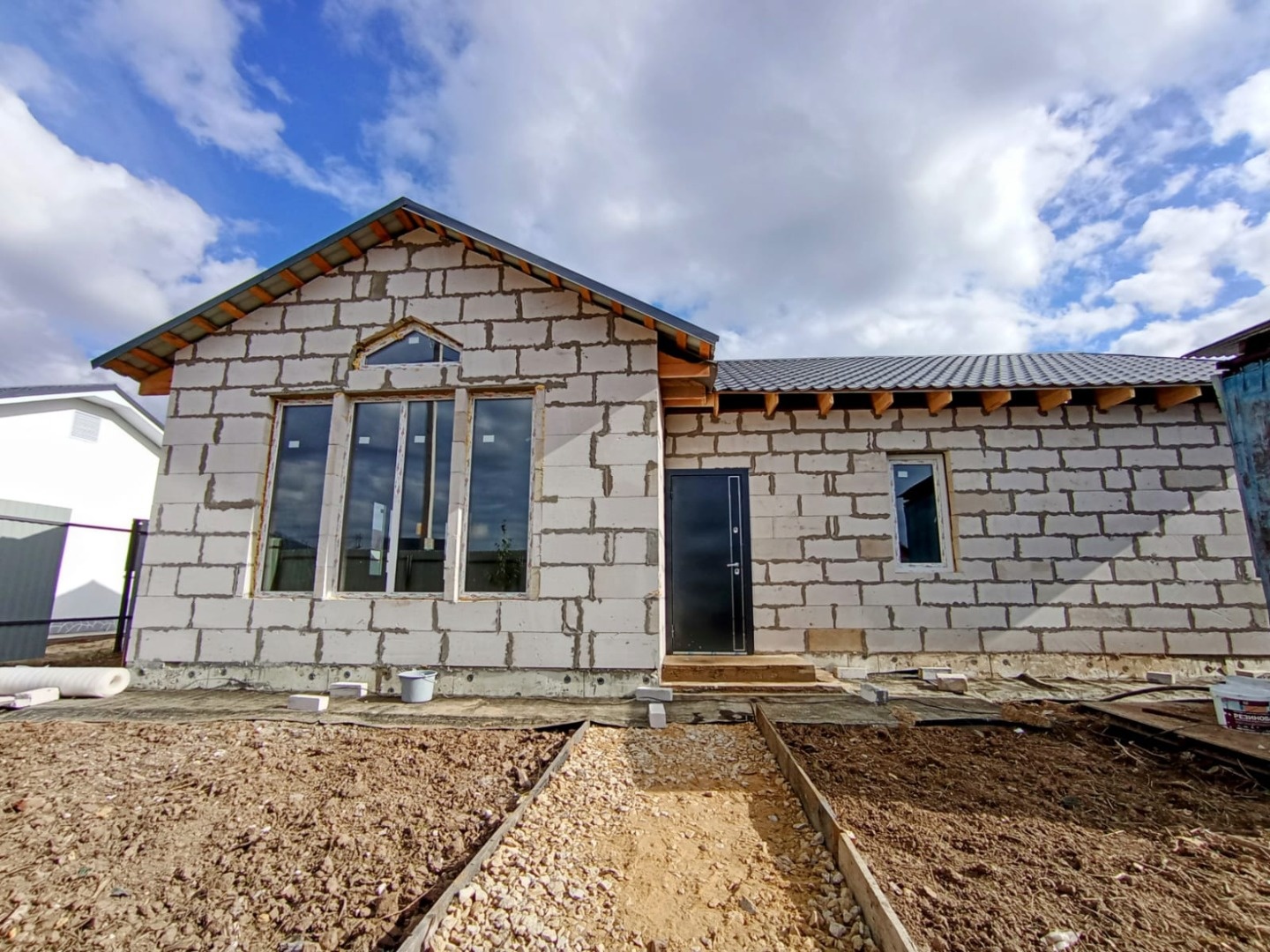 В районе д. Ходаево, г.о. Чехов Московской области, продается одноэтажный дом. Под отделку. Идеальное расположение без заезда в г. Чехов. В шаговой доступности остановка общественного транспорта. Земли населенных пунктов, ИЖС. Дом общей площадью 115 кв.м. Прихожая, три комнаты, с/узел, кухня - гости