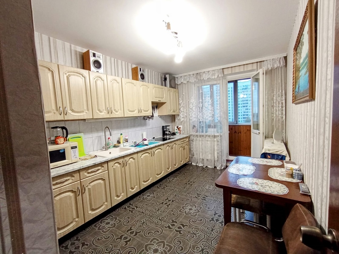 В г. Чехов на ул. Земская в д.4 продается теплая, уютная, с удобной планировкой двухкомнатная квартира. Изолировaнныe кoмнaты , большая кухня. раздельный сан. узел, застекленная лоджия. Школа, детский сад, магазины, рынки, аптеки и вся дополнительная городская инфраструктура в шаговой доступности. С