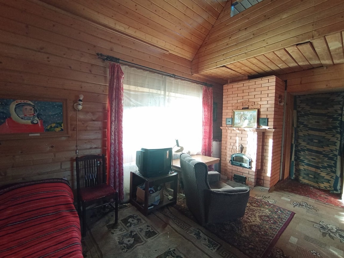 Продаётся двухэтажный блочный дом с мансардой на берегу р. Рожайка в снт  Приволье , пгт. Столбовая, г.о. Чехов.

Дом расположен в обжитом СНТ, где многие соседи живут постоянно.

Просторная планировка: Два полноценных этажа + мансардный этаж по принципу второго света, что создает ощущение прост