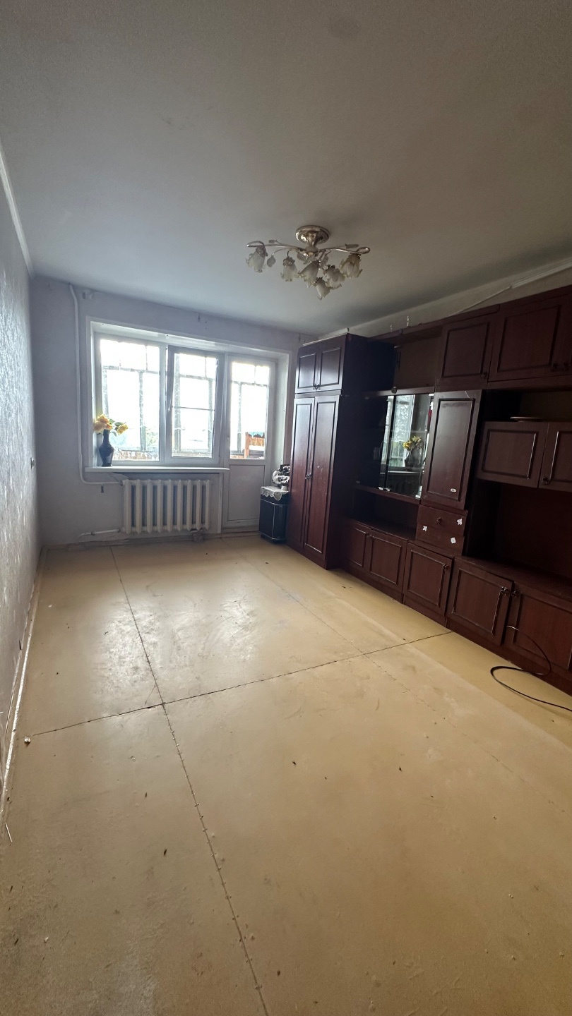 Продаётся уютная 2-комнатная квартира в пгт. Крюково.

Изолированные комнаты. Косметический ремонт, заменены окна на ПВХ
Просторная лоджия, раздельный сан/узел.

5 минут до остановки с автобусами до жд. ст. Чехов.

Один собственник, никаких долгов и обременений. Чистые документы и быстрая сделка.

С