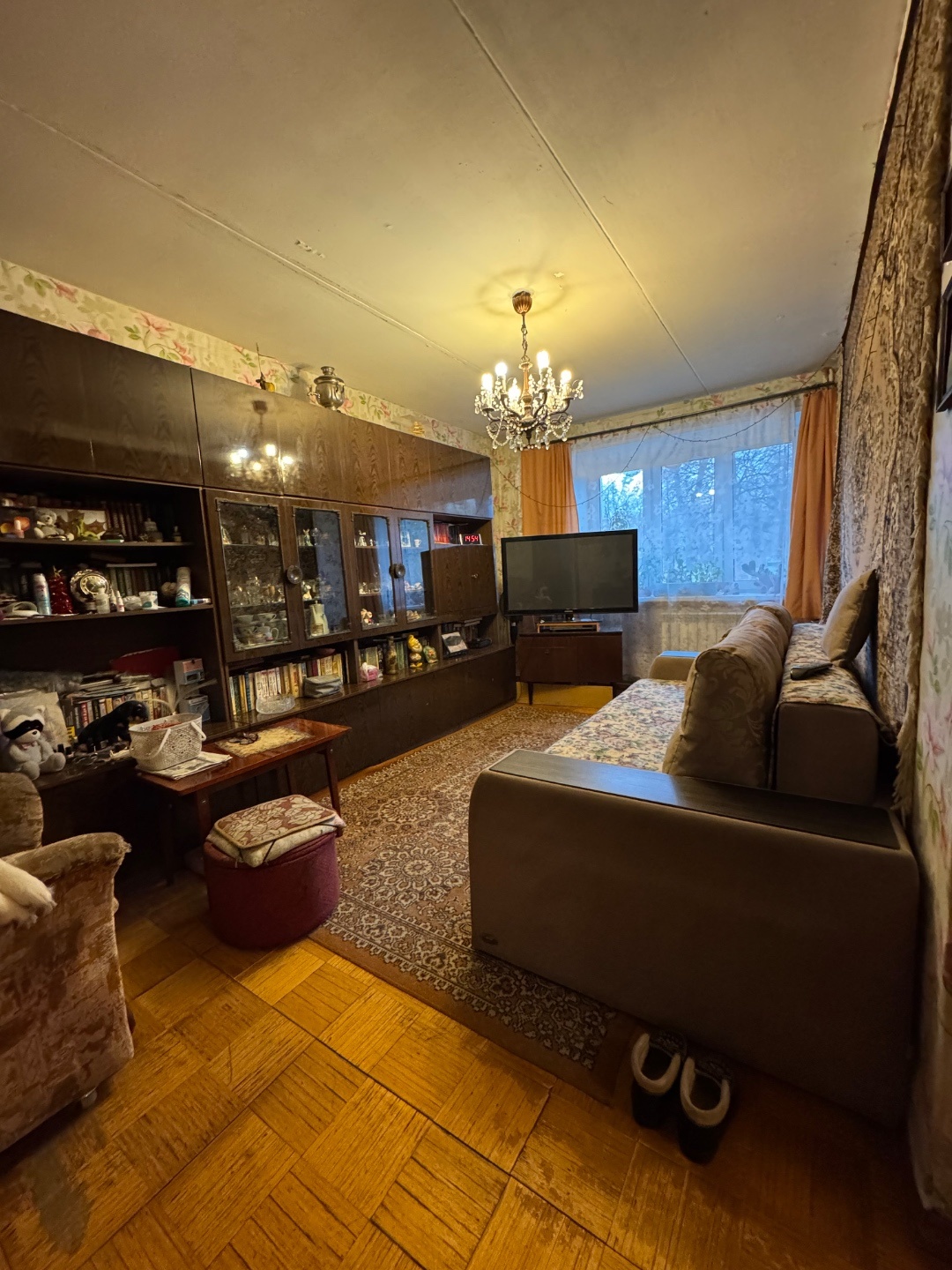 Предлагается к продаже светлая и уютная 3-комнатная квартира общей площадью 64.0 кв.м. в добротном 9-этажном кирпичном доме.

Почему эта квартира — отличный выбор:

· ВЫГОДНОЕ РАСПОЛОЖЕНИЕ: Дом находится практически в центре города. В шаговой доступности вся необходимая инфраструктура: магазины, суп