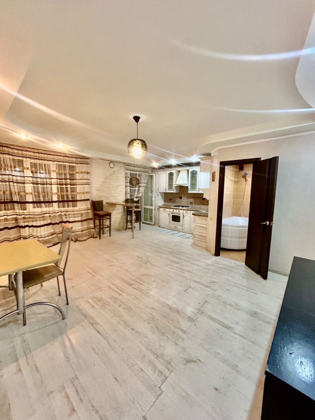 Эксклюзивная продажа! 
Продается очень уютная 3-х комнатная квартира в одно подъездном кирпичном  доме , дизайнерский ремонт.Большая просторная кухня ,столовая(зал),2 комнаты спальни ( детская).На окнах и лоджиях установлены стеклопакеты, немецкой фирмы. Сантехника заменена в 2023 году. Вход в подъе