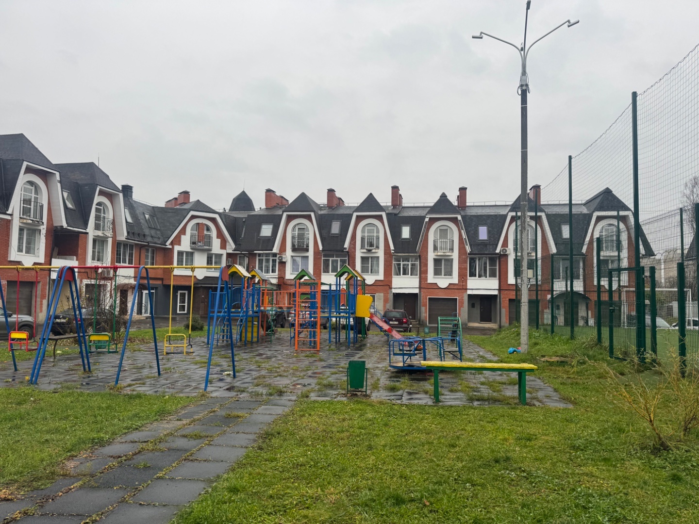 
Не просто недвижимость. Это — ваша персональная резиденция в черте города, где каждая деталь создана для жизни высшего качества.
•Дорогой ремонт «под ключ»: Вас встретит стиль modern classic с элементами лофта. Натуральные материалы повсюду: качественный ламинат премиум-класса, итальянская плитка в