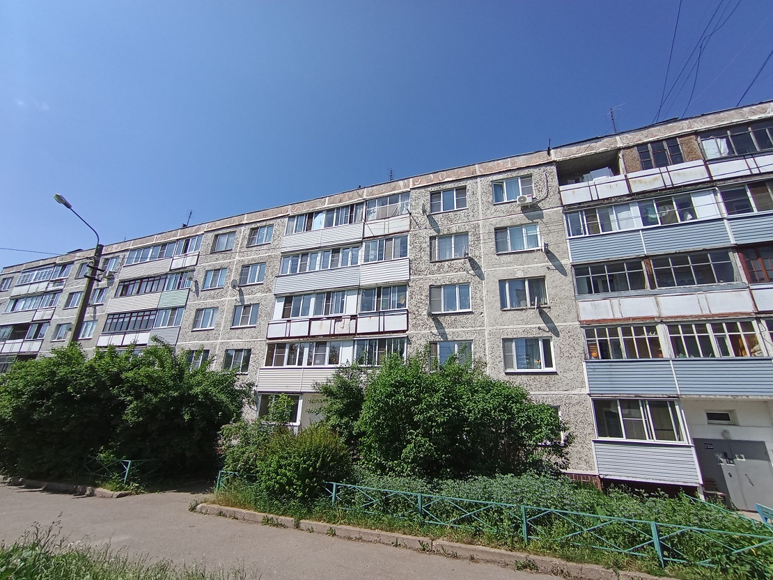 Продается 3-комнатная квартира в пгт. Новый Быт , г. о. Чехов Московская область. 
3-й этаж 5-и этажного панельного дома. Комнаты изолированные, с/у раздельный, большая лоджия.
В шаговой доступности детский сад, школа, поликлиника, музыкальная школа, дом культуры. Магазины Пятёрочка, Верный, Дик