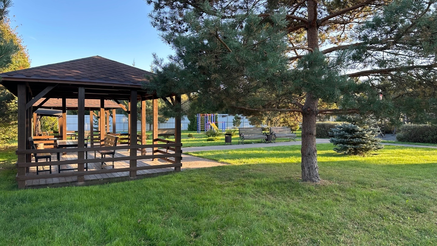 Продается участок 12,7 сот в Чеховском районе СНТ Святые источники. 
Участок ровный, посеяна газонная трава, с 3х сторон в заборе (штакетник и профлист). Вдоль забора со стороны улицы высажены туи.

Участок угловой рядом с детской площадкой и магазином. Соседи все давно построены, живут круглогоди