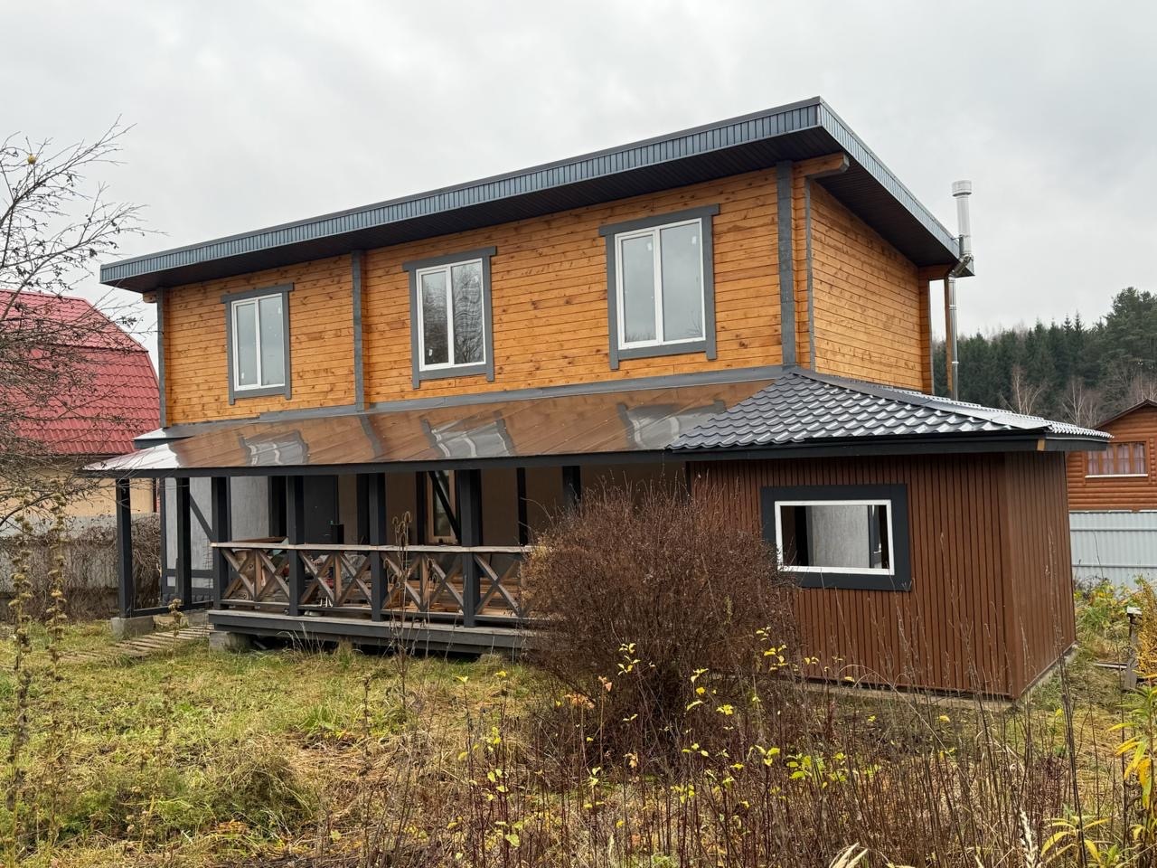 Продается дом в Чеховском районе, деревня Алексеевка. 
Общая площадь: 130м+веранда с зоной барбекю 
Материал стен: пеноблок+профилированный брус 
Фундамент: плита 
Коммуникации в доме: Вода ( скважина 60м), газ магистральный, свет 15кВт, септик. 
Окна: стеклопакеты 
Участок: 13 сот 
Дом под внутренн